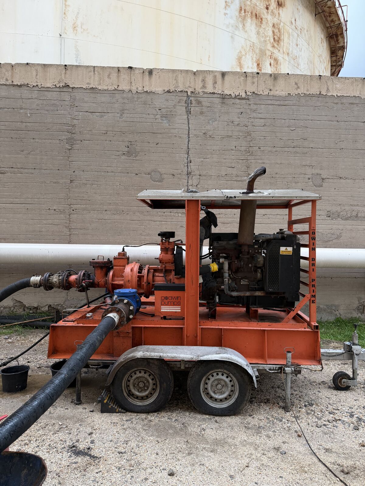 Special pumping unit on a mobile trailer for high-capacity transfer