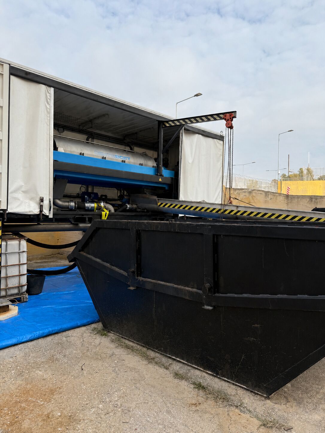 Vacuum equipment supporting tank-bottom sludge transfer