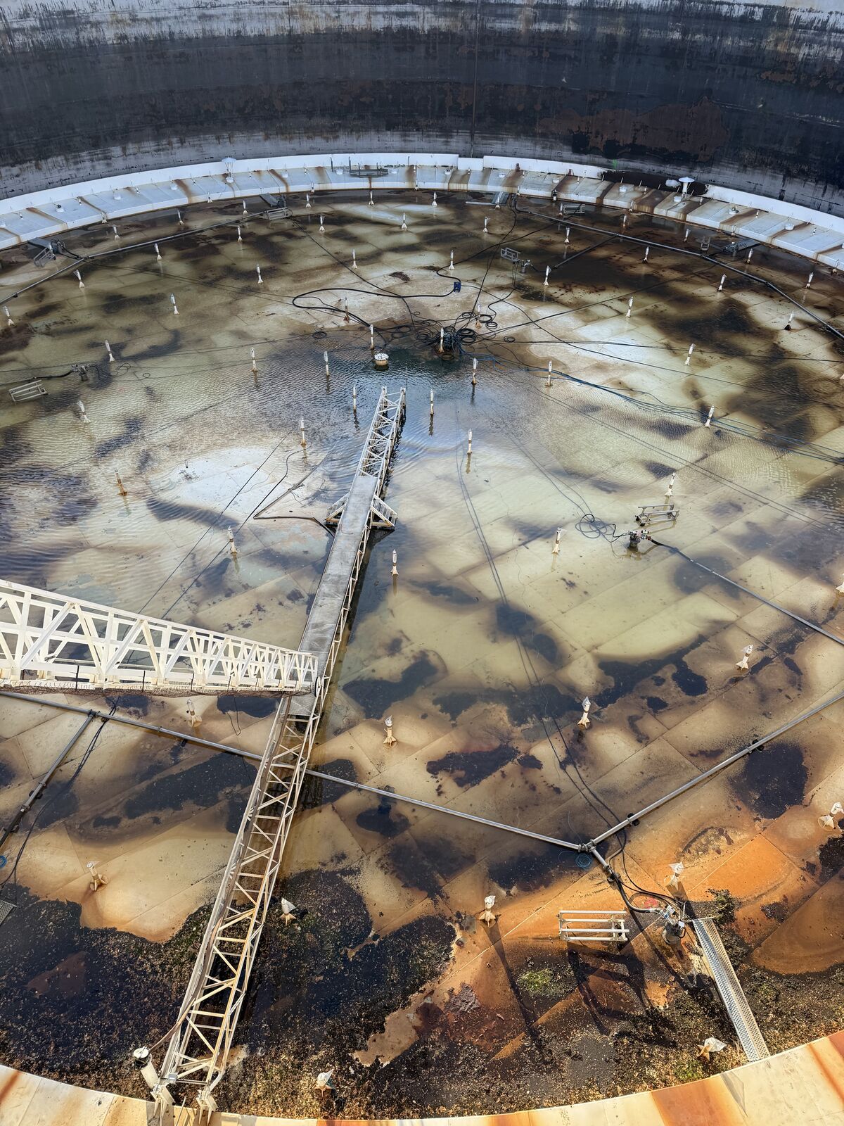 Tank interior structure consistent with vessel hold cleaning