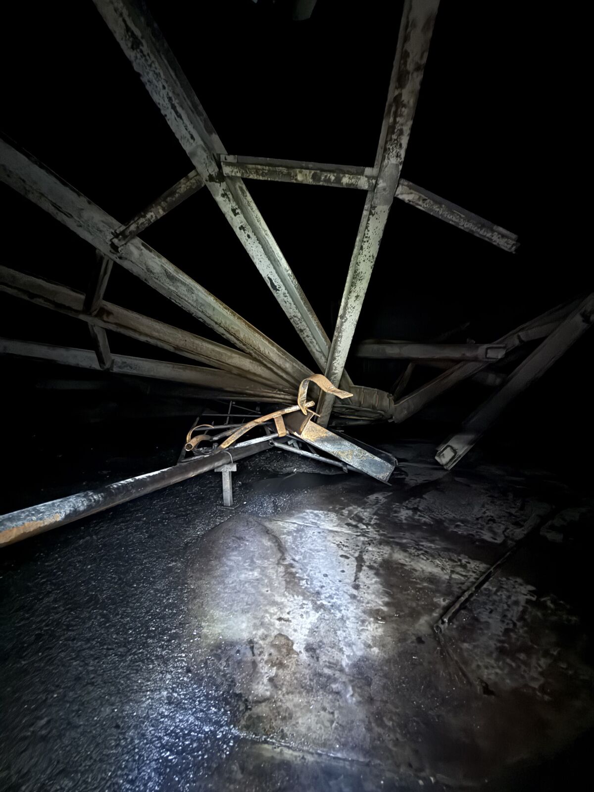 Tank interior structural skeleton during cleaning campaign