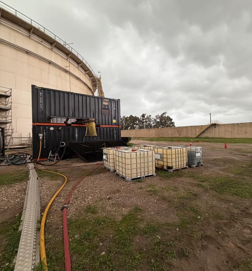 Mobile centrifugation skid working tank-side with IBC totes