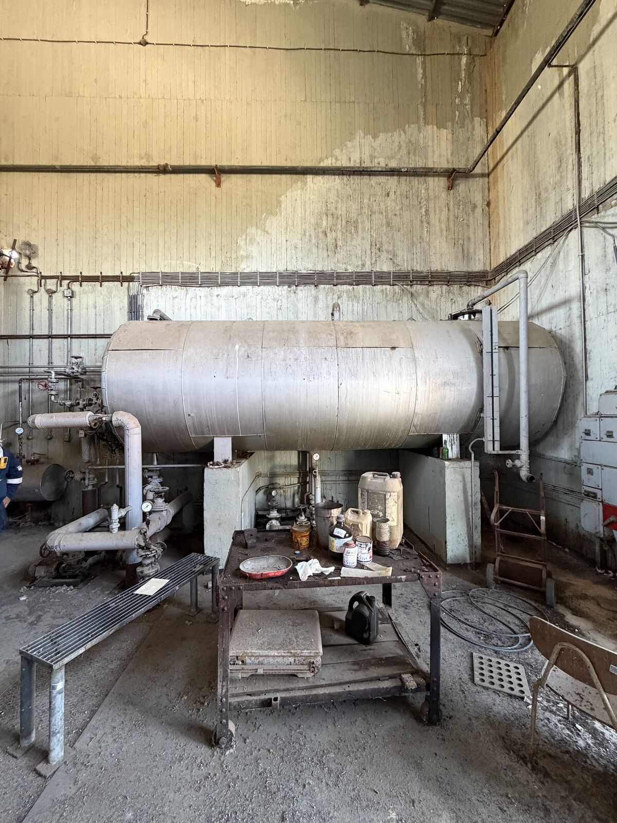 Horizontal pressure vessel with refractory lining at an industrial facility